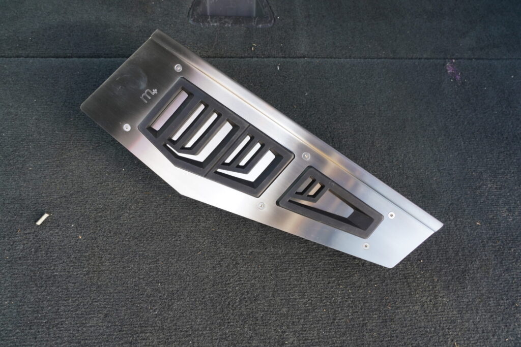 m+ Foot Rest Cover for Audi A4(8W)/A5(F5)へ交換 - QUEST
